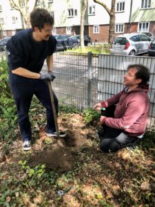 Pflanzaktion auf dem Spielplatz